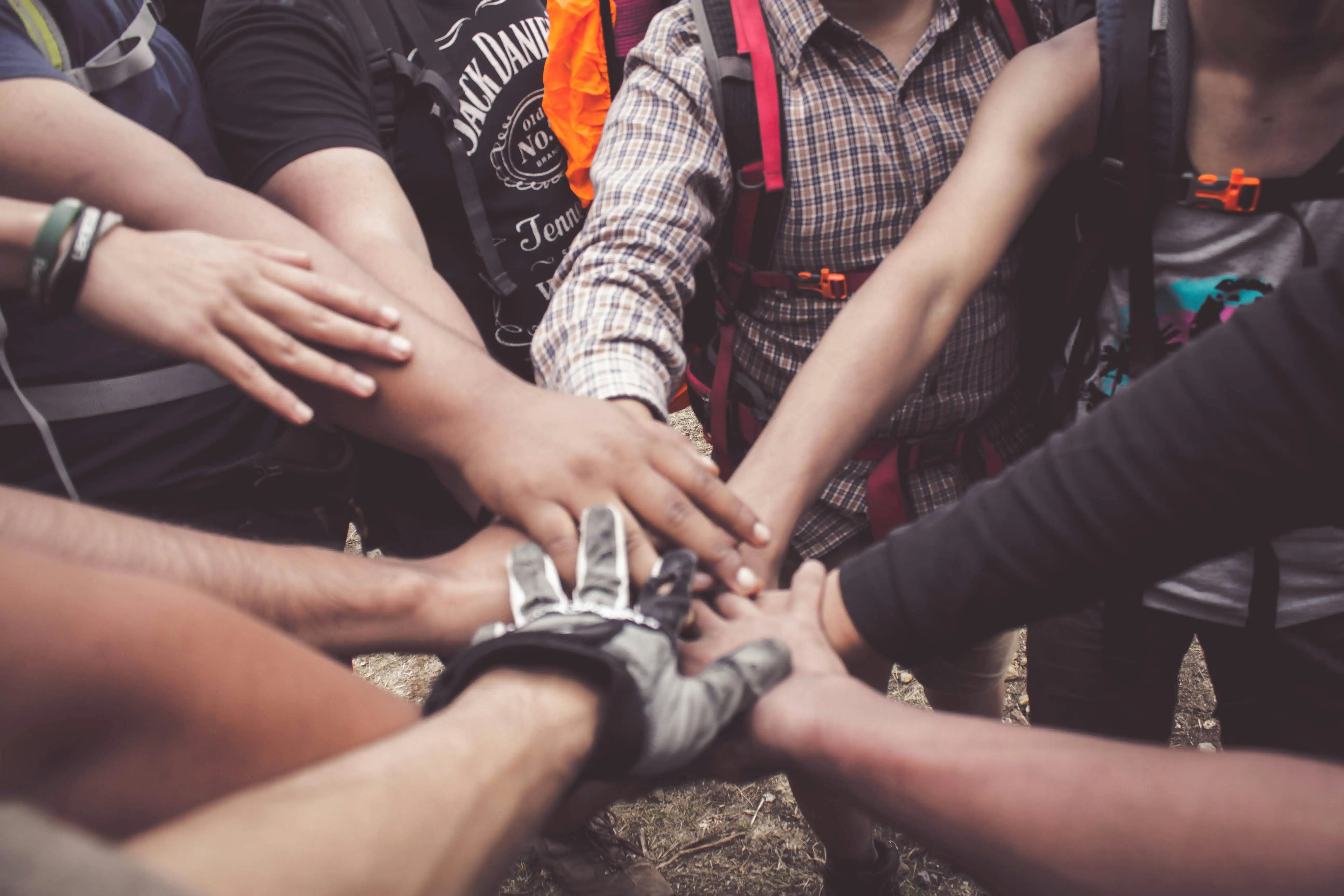 Persone che si stringono la mano
