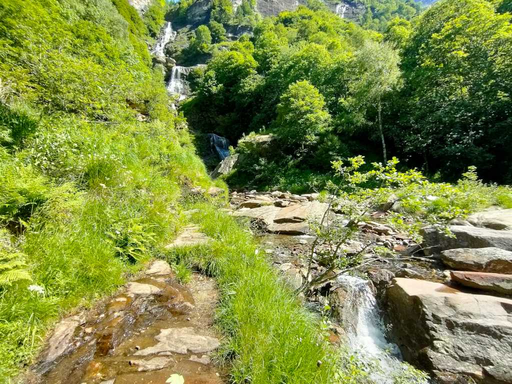 Una cascata lungo il sentiero