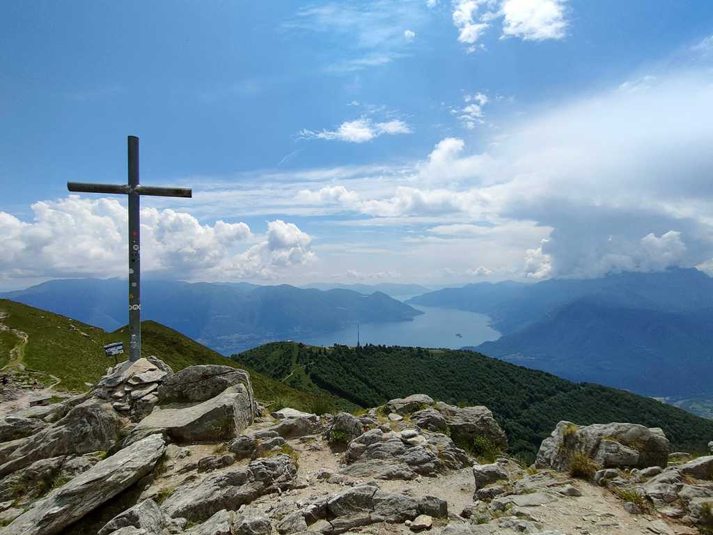 La vista a sud da Cima della Trosa