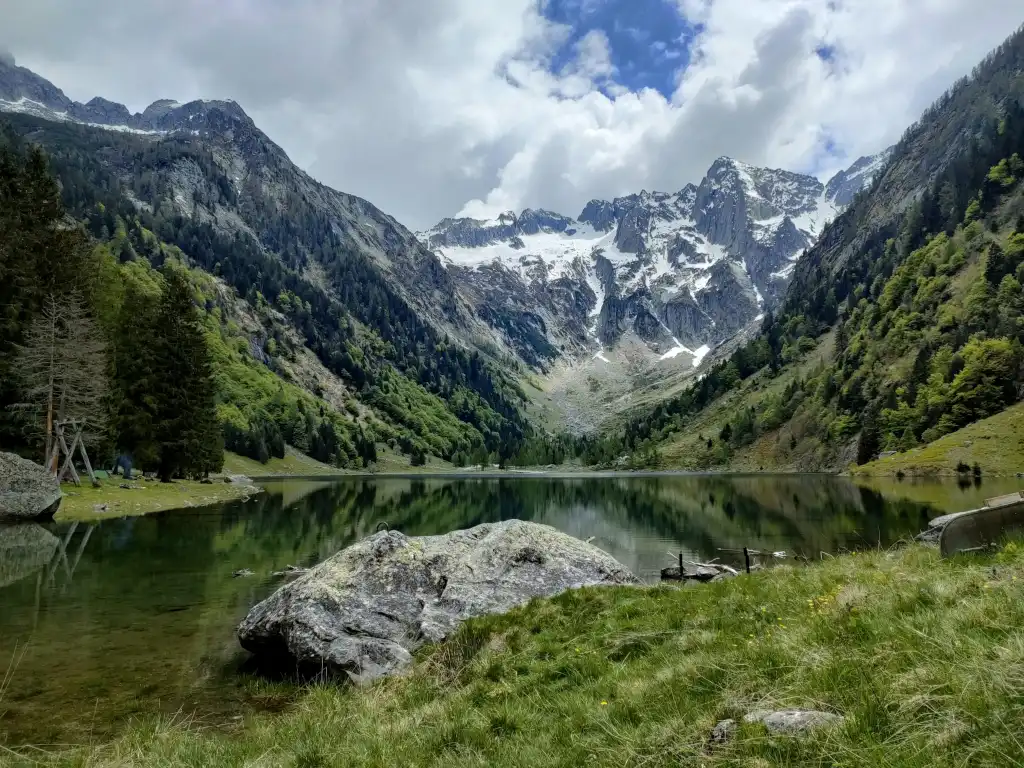 La spettacolare vista del lago di Cama